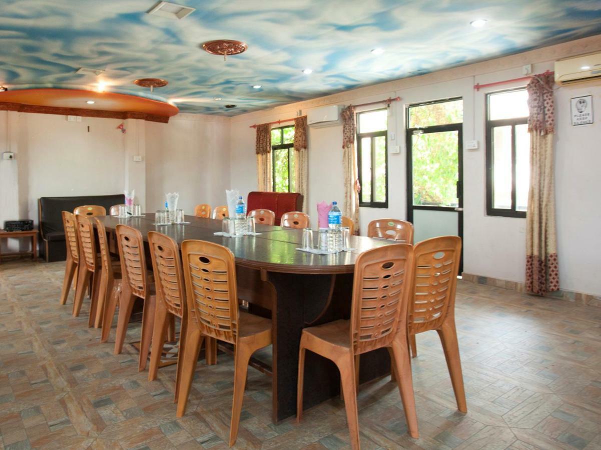 Spot On 486 Hotel Holy Lodge Sauraha Zewnętrze zdjęcie