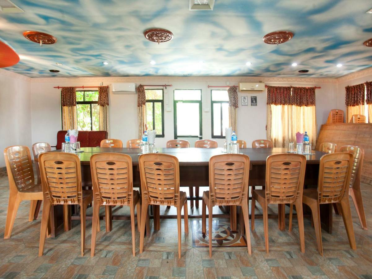 Spot On 486 Hotel Holy Lodge Sauraha Zewnętrze zdjęcie