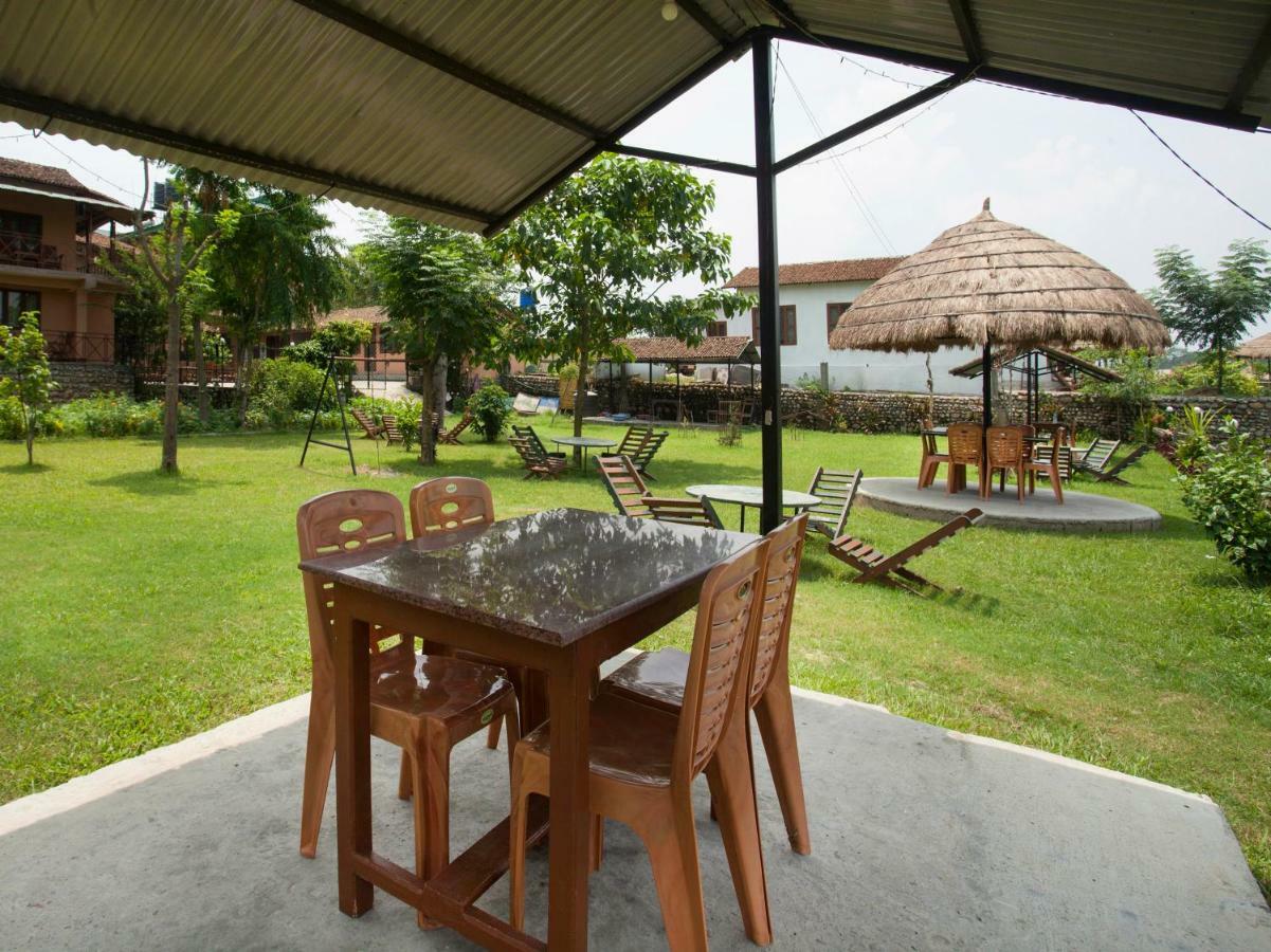 Spot On 486 Hotel Holy Lodge Sauraha Zewnętrze zdjęcie