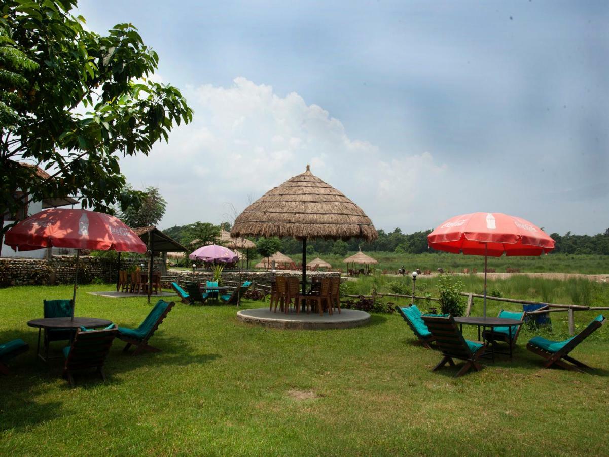 Spot On 486 Hotel Holy Lodge Sauraha Zewnętrze zdjęcie